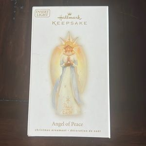 NIB 2009 Hallmark Keepsake”Angel of Peace”Handcrafted Ornament w/ light effect